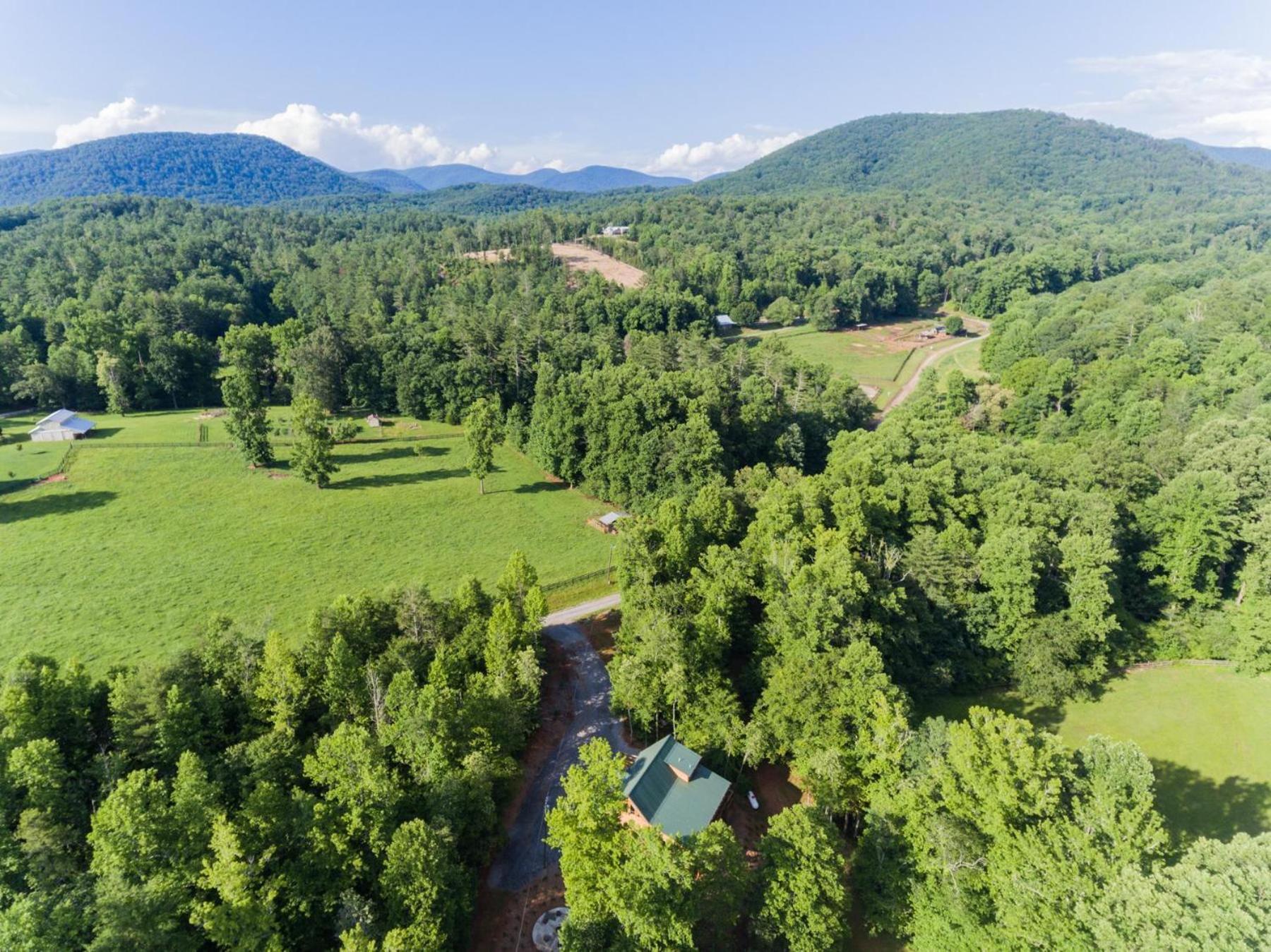 New Listing! Wine Country Retreat - 2 Bed, Hot Tub Villa Dahlonega Luaran gambar