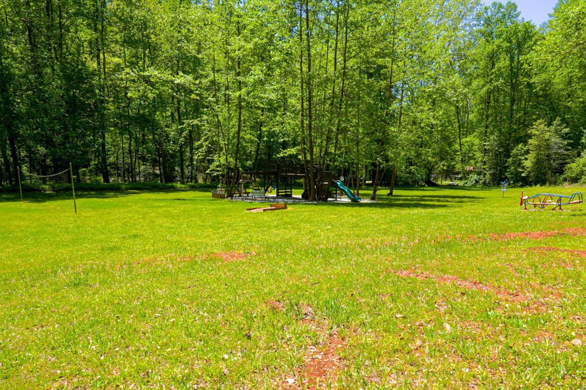 New Listing! Wine Country Retreat - 2 Bed, Hot Tub Villa Dahlonega Luaran gambar