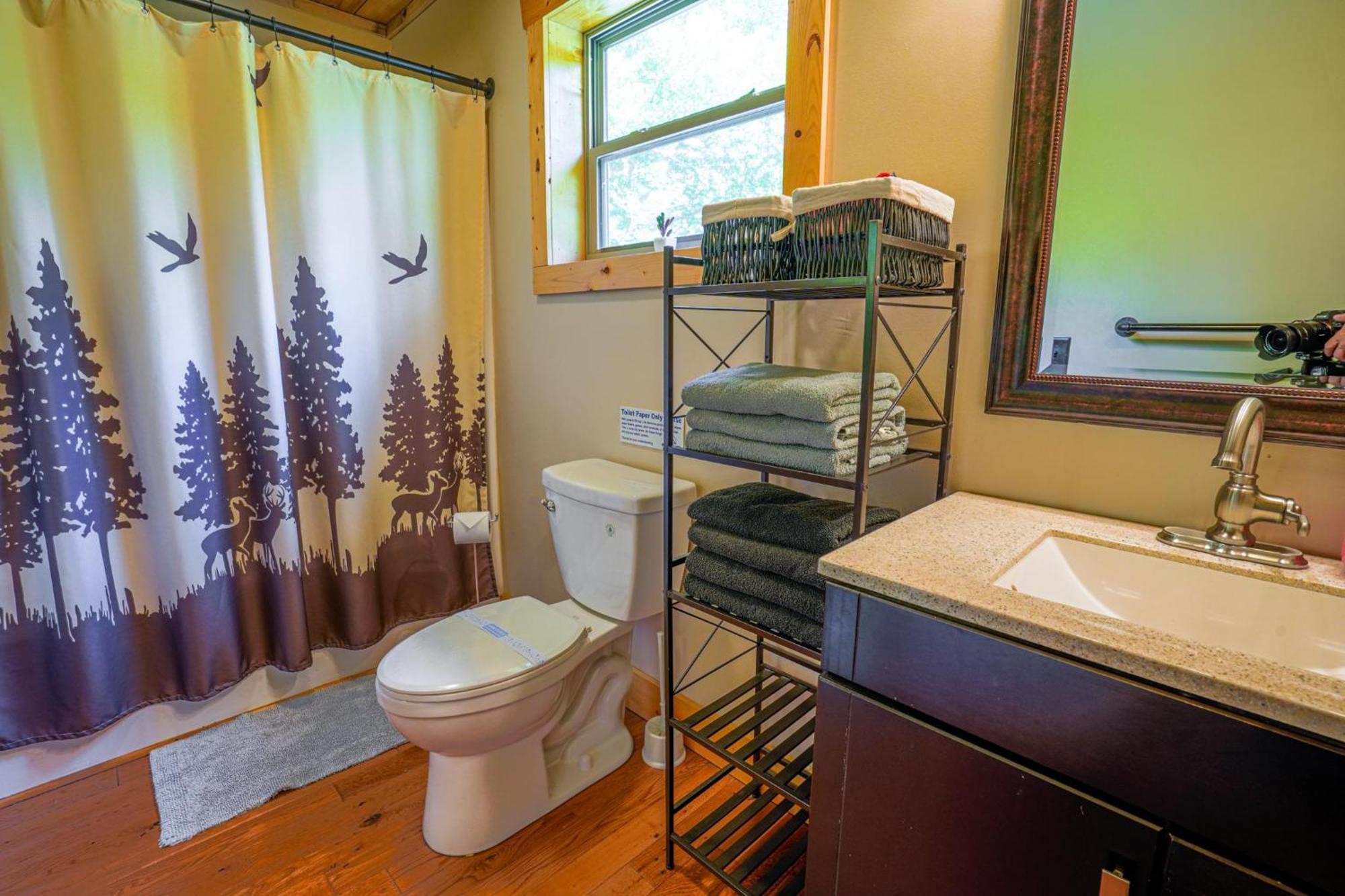 New Listing! Wine Country Retreat - 2 Bed, Hot Tub Villa Dahlonega Luaran gambar