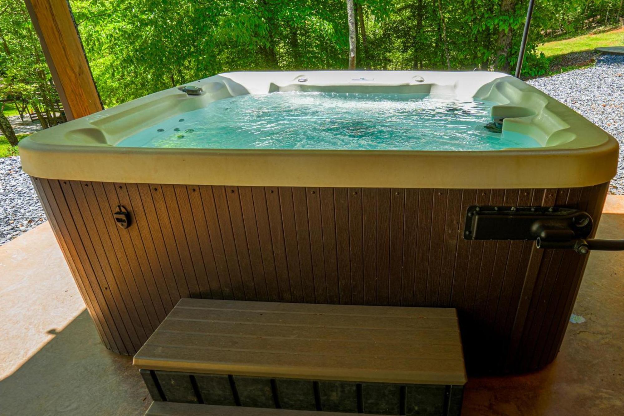 New Listing! Wine Country Retreat - 2 Bed, Hot Tub Villa Dahlonega Luaran gambar