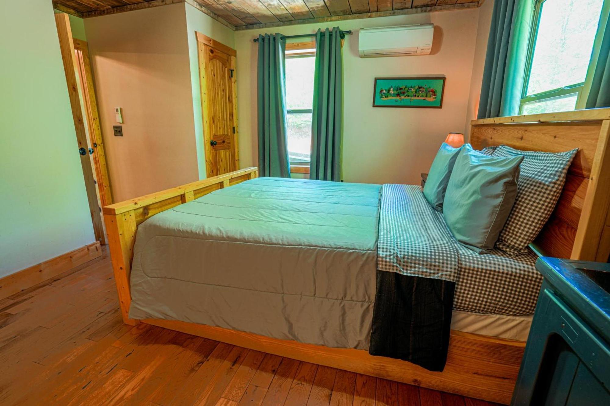 New Listing! Wine Country Retreat - 2 Bed, Hot Tub Villa Dahlonega Luaran gambar